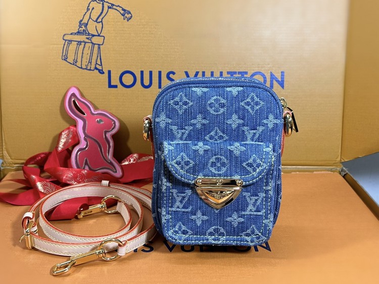 루이비통 Fairfax Pochette 숄더백 데님